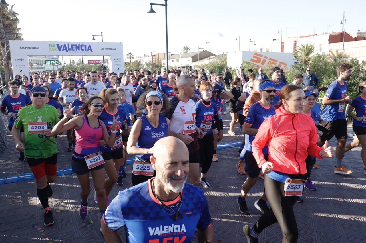 Miles de corredores ponen colorido a la Malvarrosa en la 7,5K Valencia Abierta al Mar