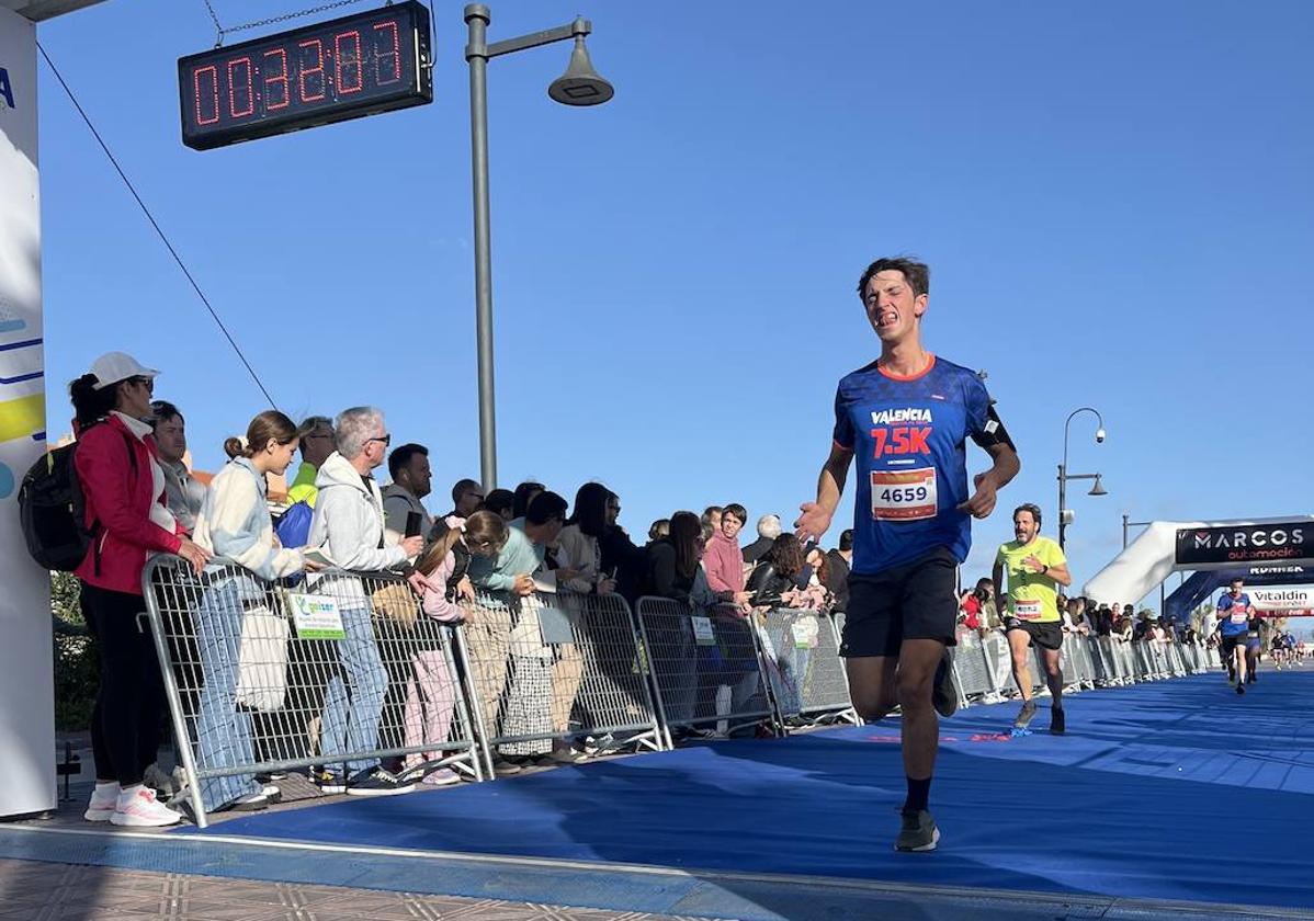 Corredores llegando a la meta de la 7,5K Valencia Abierta al Mar.