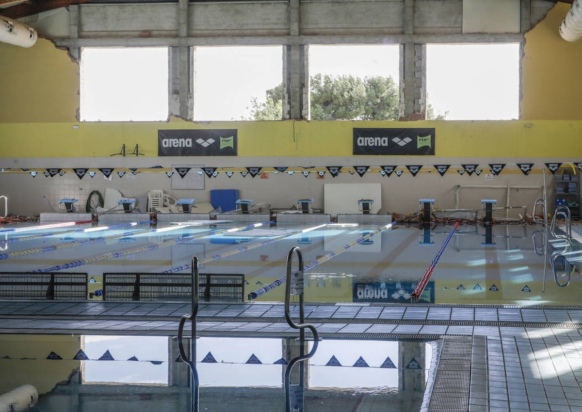 Imagen secundaria 1 - Goteras en el pabellón del Cabanyal y ventanales rotos en la piscina de Benimàmet.