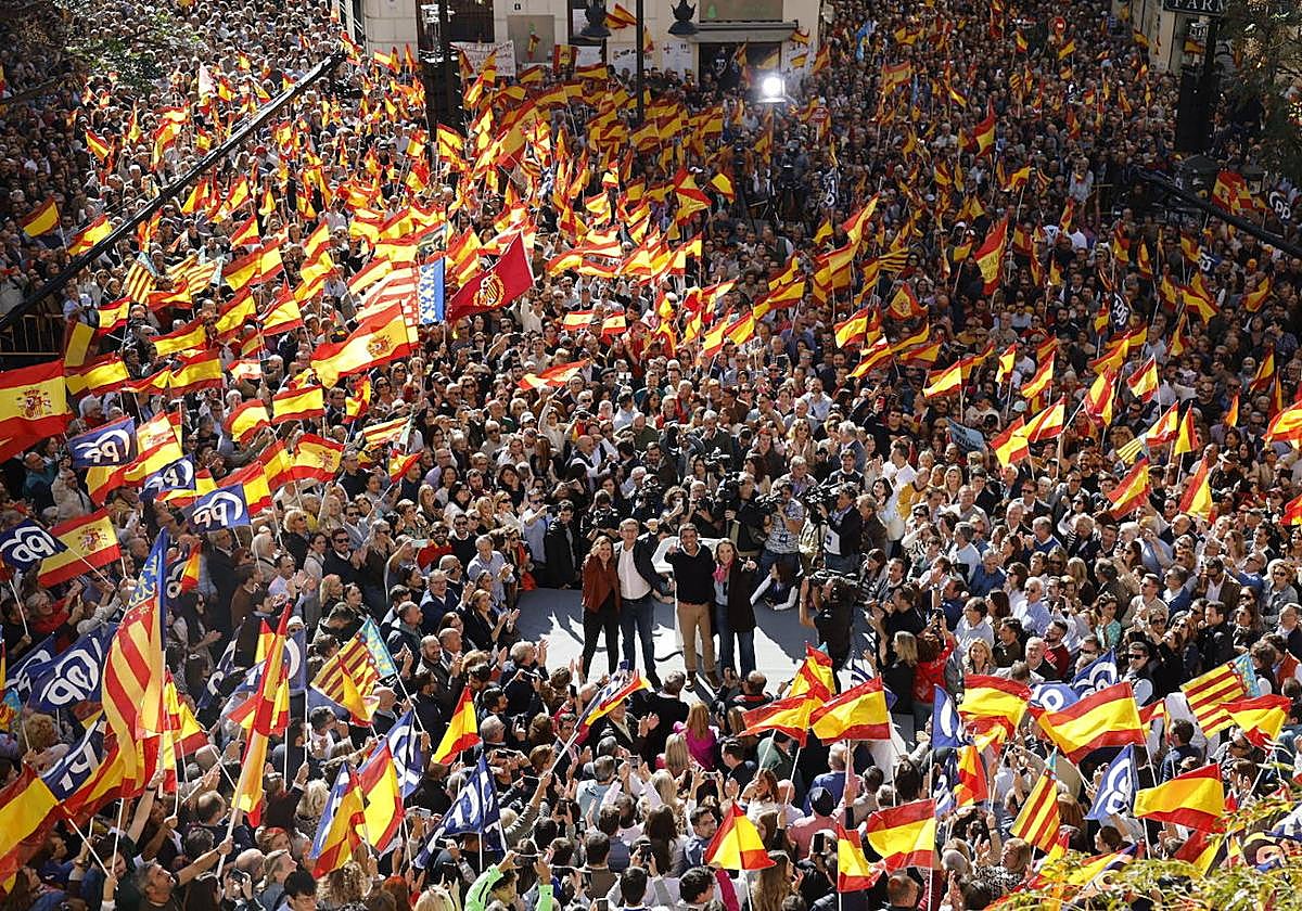 Feijóo llena la concentración en Valencia contra la amnistía