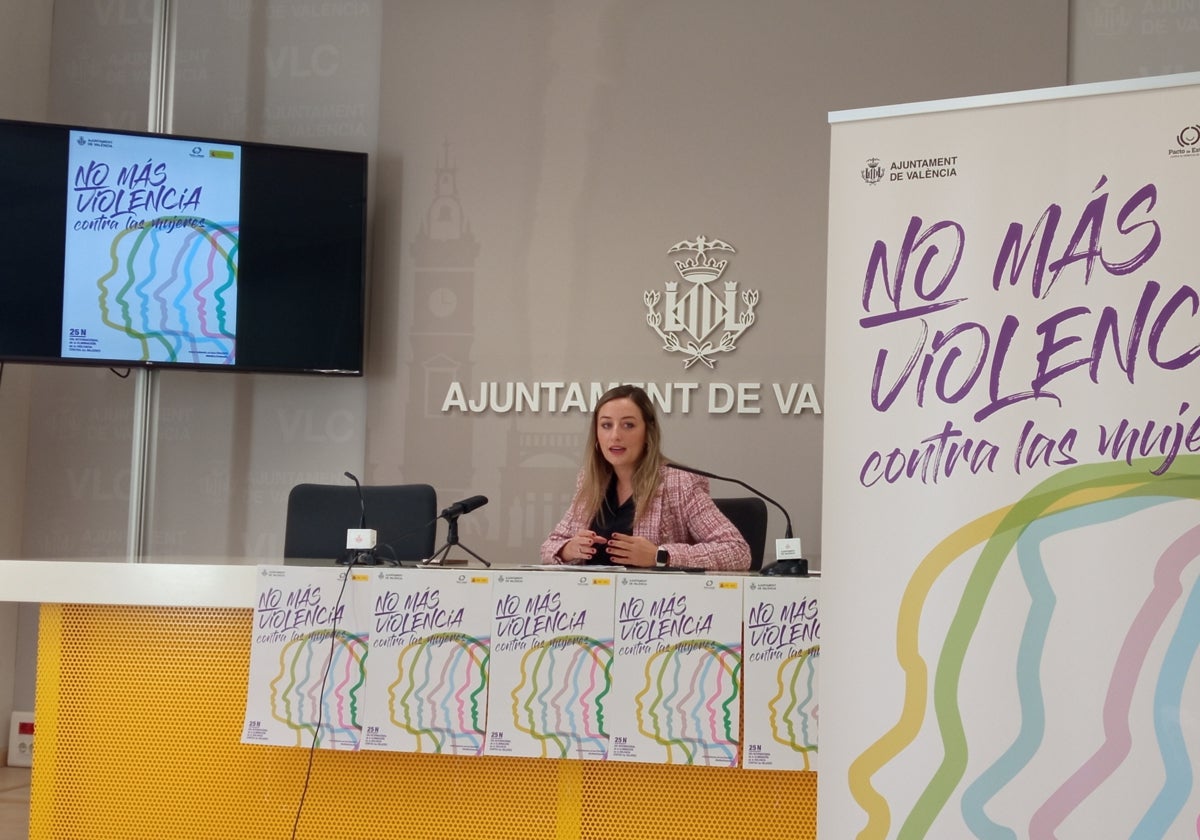 La concejala Gil, durante la rueda de prensa.