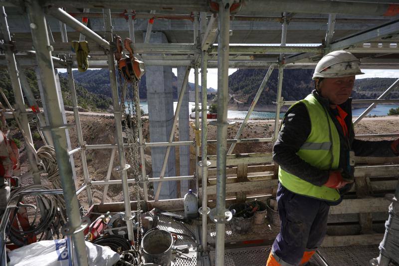 Así se levantan 3.600 toneladas del puente de Contreras