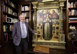 Fernando Bonilla, junto al altar de Juan de Juanes que tiene en su despacho, una joya del arte gótico valenciano.