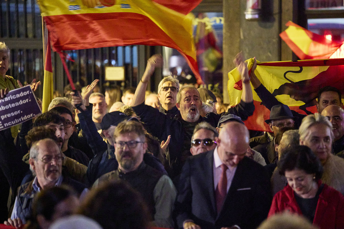 Centenares de personas protestan contra la amnistía ante la sede del PSPV en Valencia