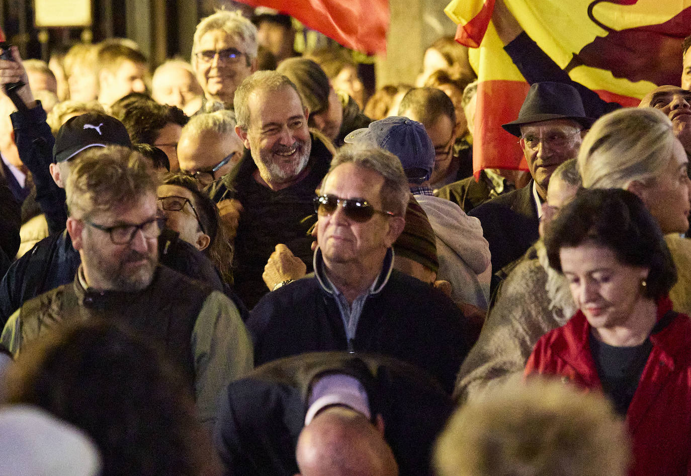 Centenares de personas protestan contra la amnistía ante la sede del PSPV en Valencia