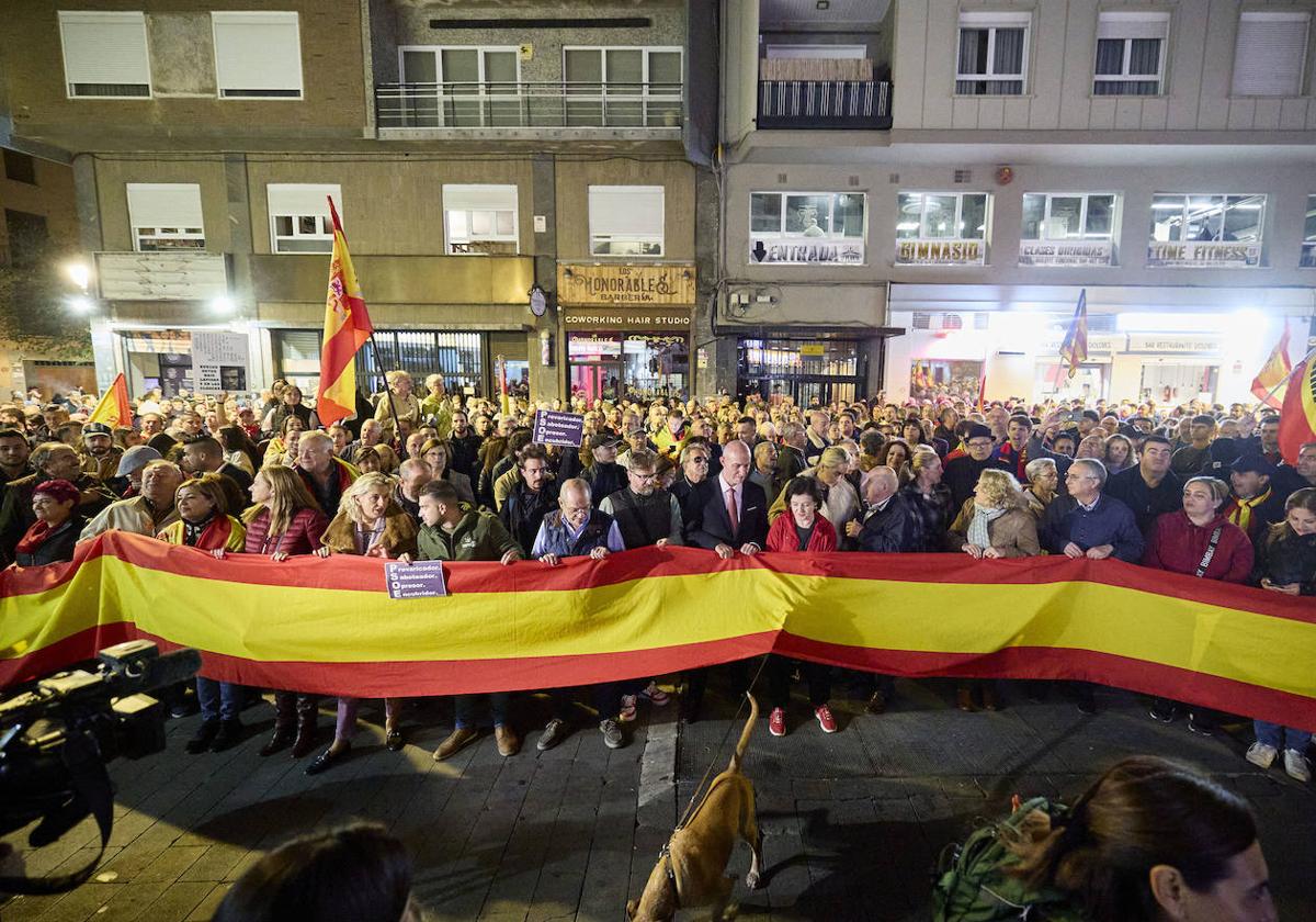 Centenares de personas protestan contra la amnistía ante la sede del PSPV en Valencia