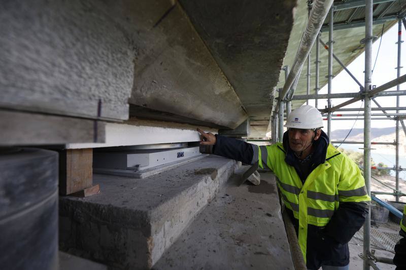 Así se levantan 3.600 toneladas del puente de Contreras