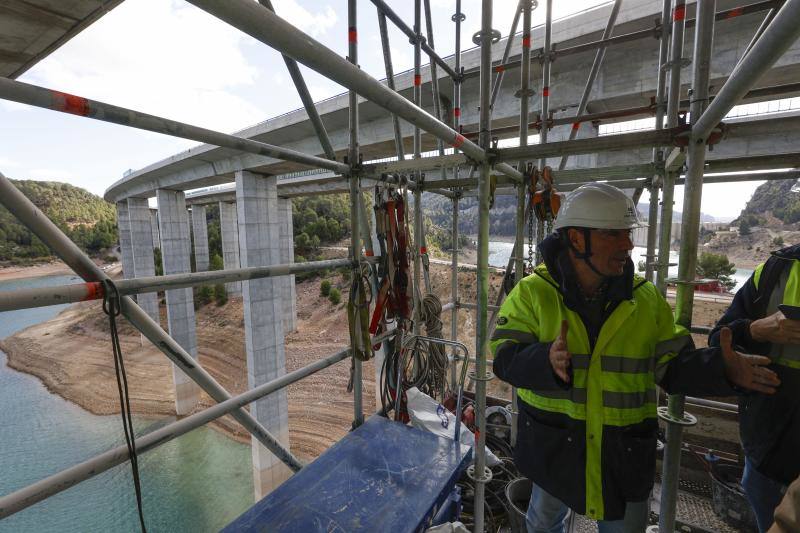 Así se levantan 3.600 toneladas del puente de Contreras