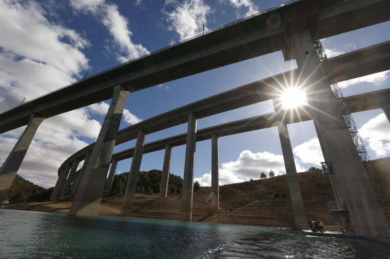 Así se levantan 3.600 toneladas del puente de Contreras