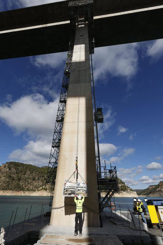 Así se levantan 3.600 toneladas del puente de Contreras