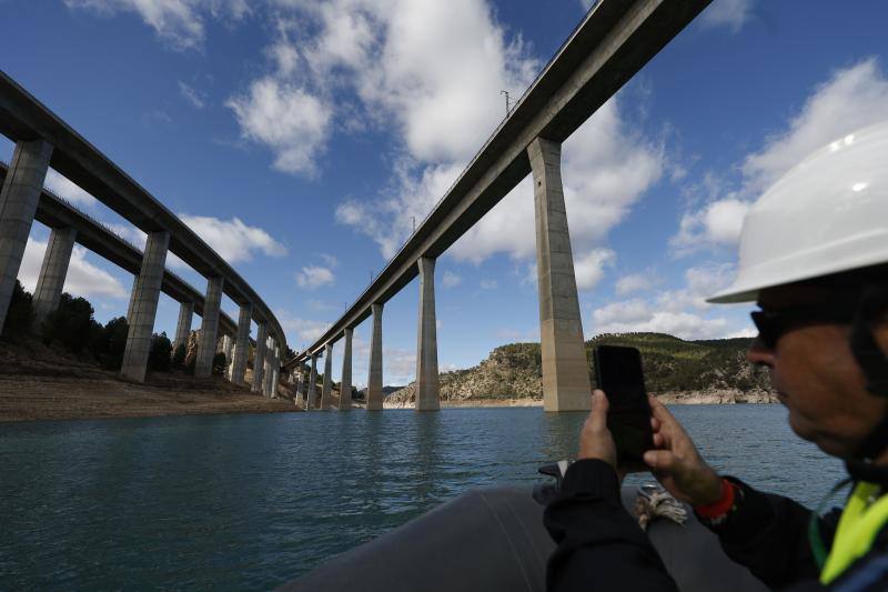 Así se levantan 3.600 toneladas del puente de Contreras