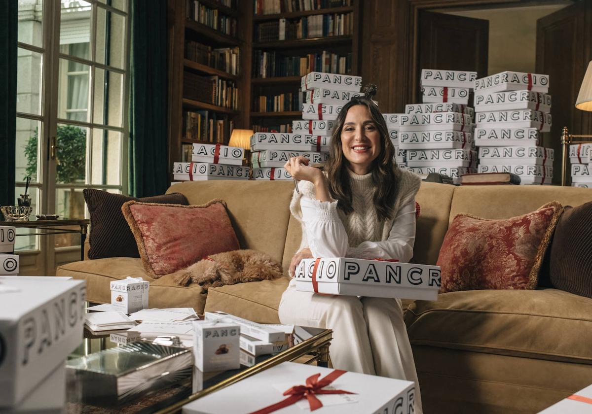 Tamara Falcó, rodeada de cajas de Chocolates Pancracio.