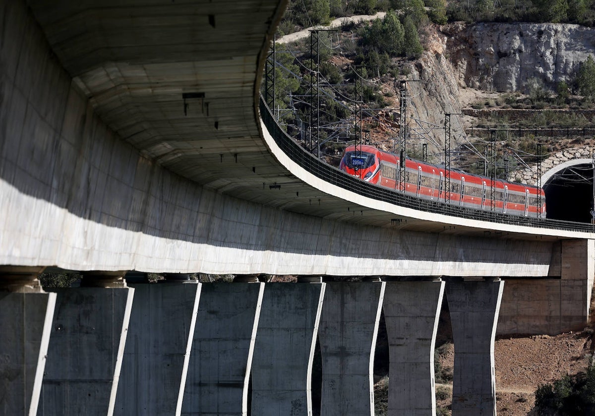 Un tren de Iryo circula por el viaducto al que se le cambian los apoyos de la imagen.