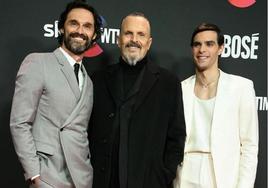 Iván Sánchez, Miguel Bosé y José Pastor, durante la presentación de la serie.