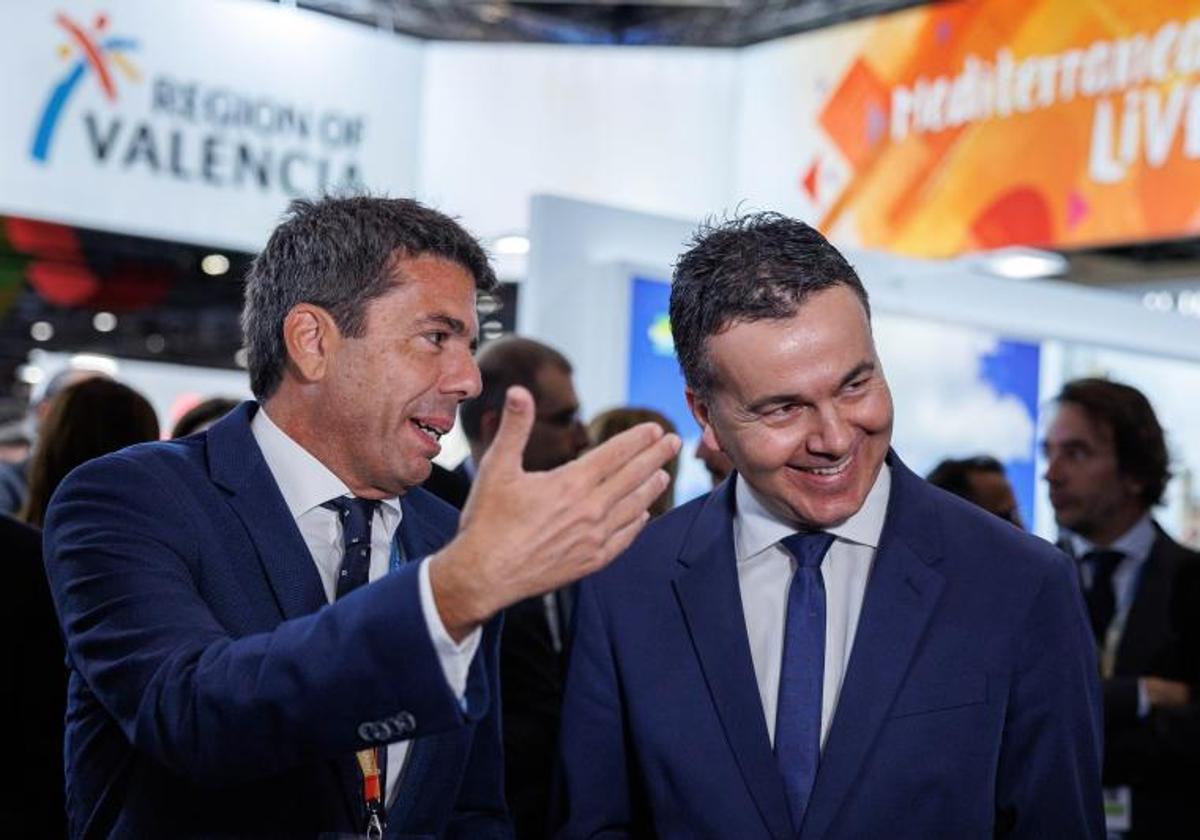 El president de la Generalitat, Carlos Mazón (i), junto al ministro de Industria y Turismo, Héctor Gómez, durante la primera jornada de la feria de turismo World Travel Market (WTM) de Londres.