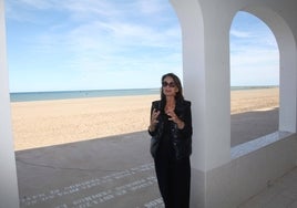 Genevieve Chiche en el porche de entrada, con el mal al fondo.