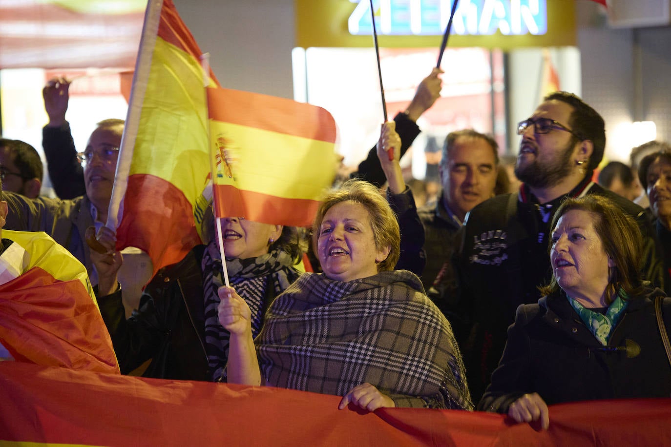 Segunda concentración contra la amnistía frente a la sede del PSPV