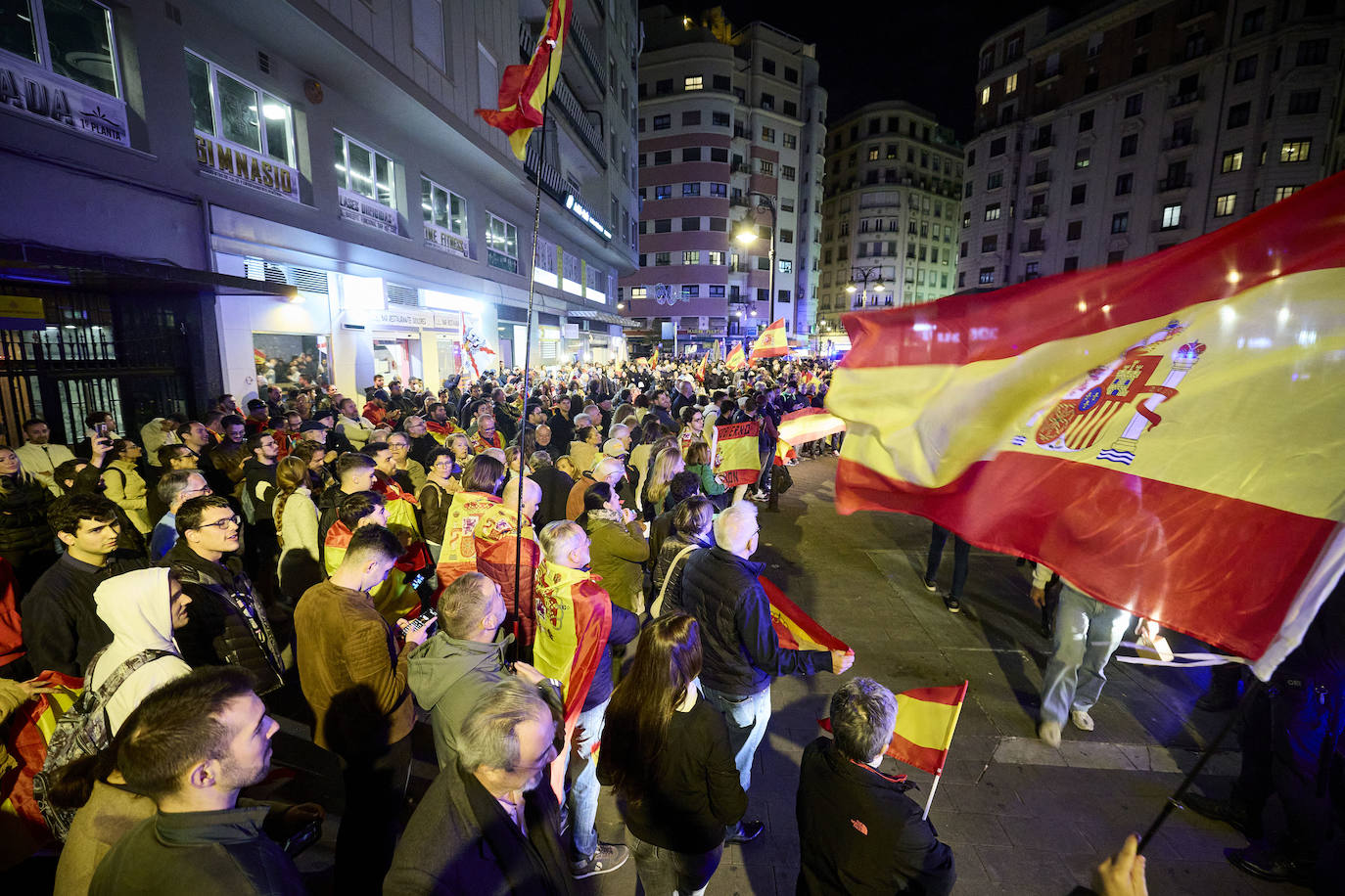 Segunda concentración contra la amnistía frente a la sede del PSPV