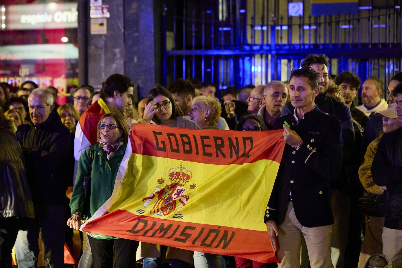 Segunda concentración contra la amnistía frente a la sede del PSPV