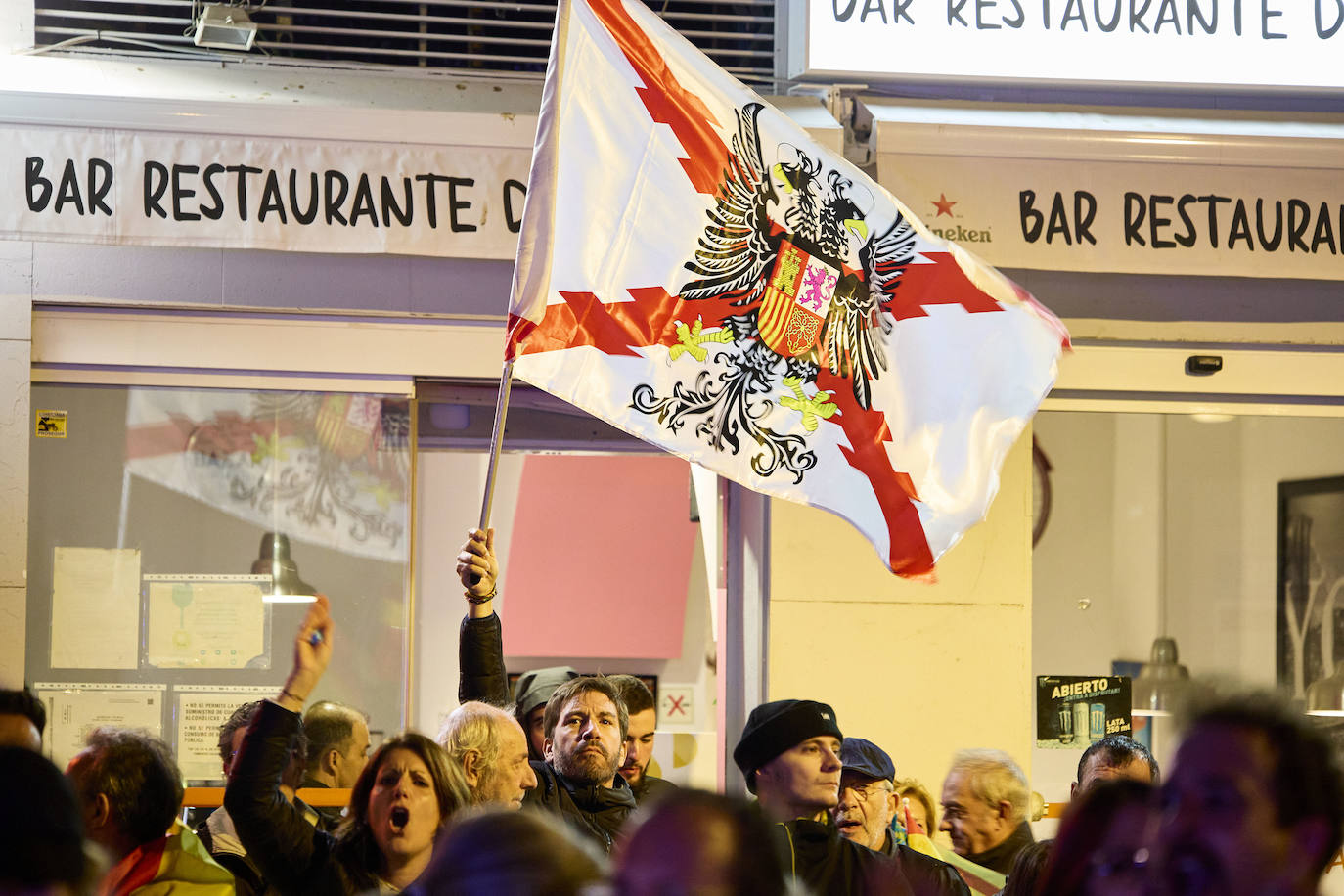 Segunda concentración contra la amnistía frente a la sede del PSPV