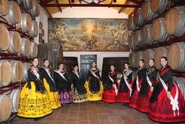 La reina de las fiestas de Turís y su corte de honor.