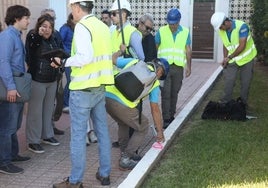 Los topógrafos marcan las líneas dentro de una urbanización junto al río Molinell.