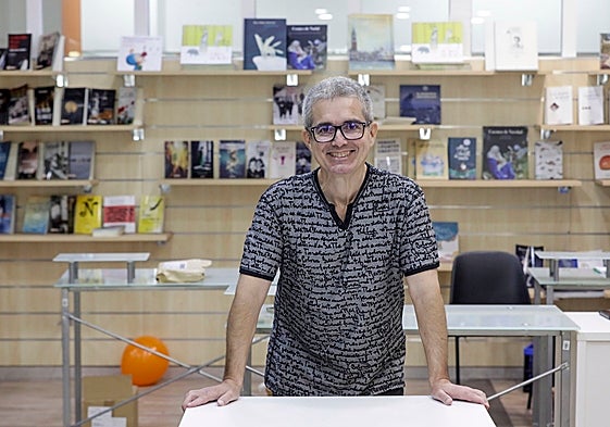El editor Toni Alcolea ha abierto recientemente la librería Vuelo de Palabras en la Avenida Giorgeta.