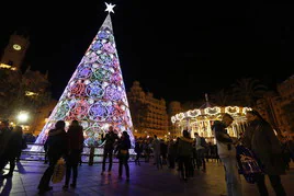Decoración navideña en la plaza del Ayuntamiento.