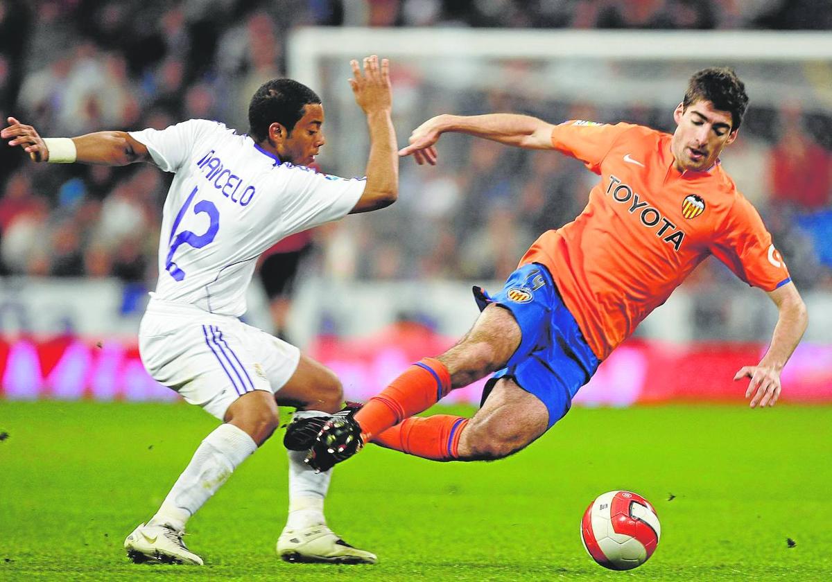 Javier Arizmendi, disputando un balón con Marcelo, durante el Real Madrid-Valencia del 23 de marzo de 2008.