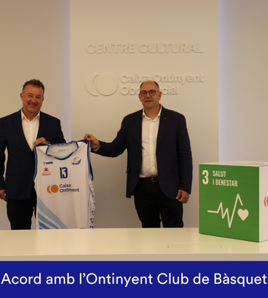 Firma del convenio entre Caixa Ontinyent y el club de baloncesto.