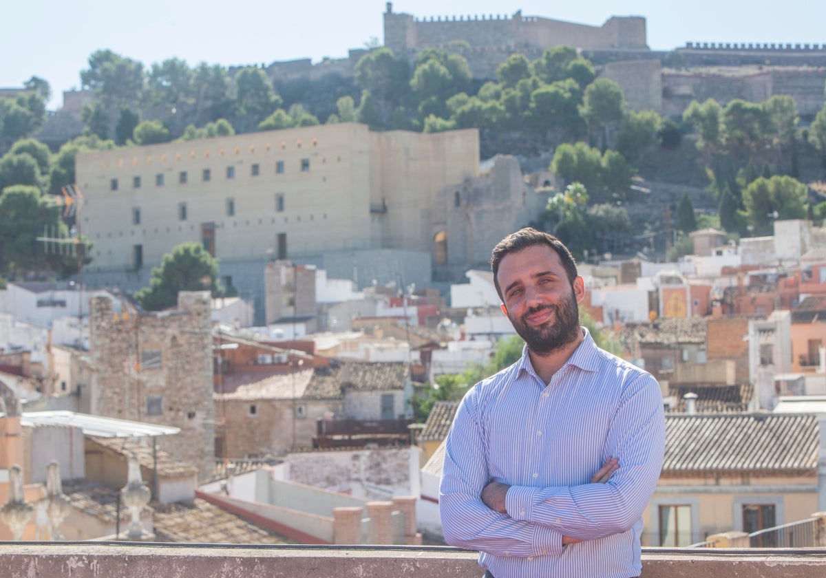 Darío Moreno y al fondo el Castillo de Sagunto.