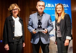 Lorenzo Silva, entre la alcaldesa y la edil de Cultura, muestra el galardón.