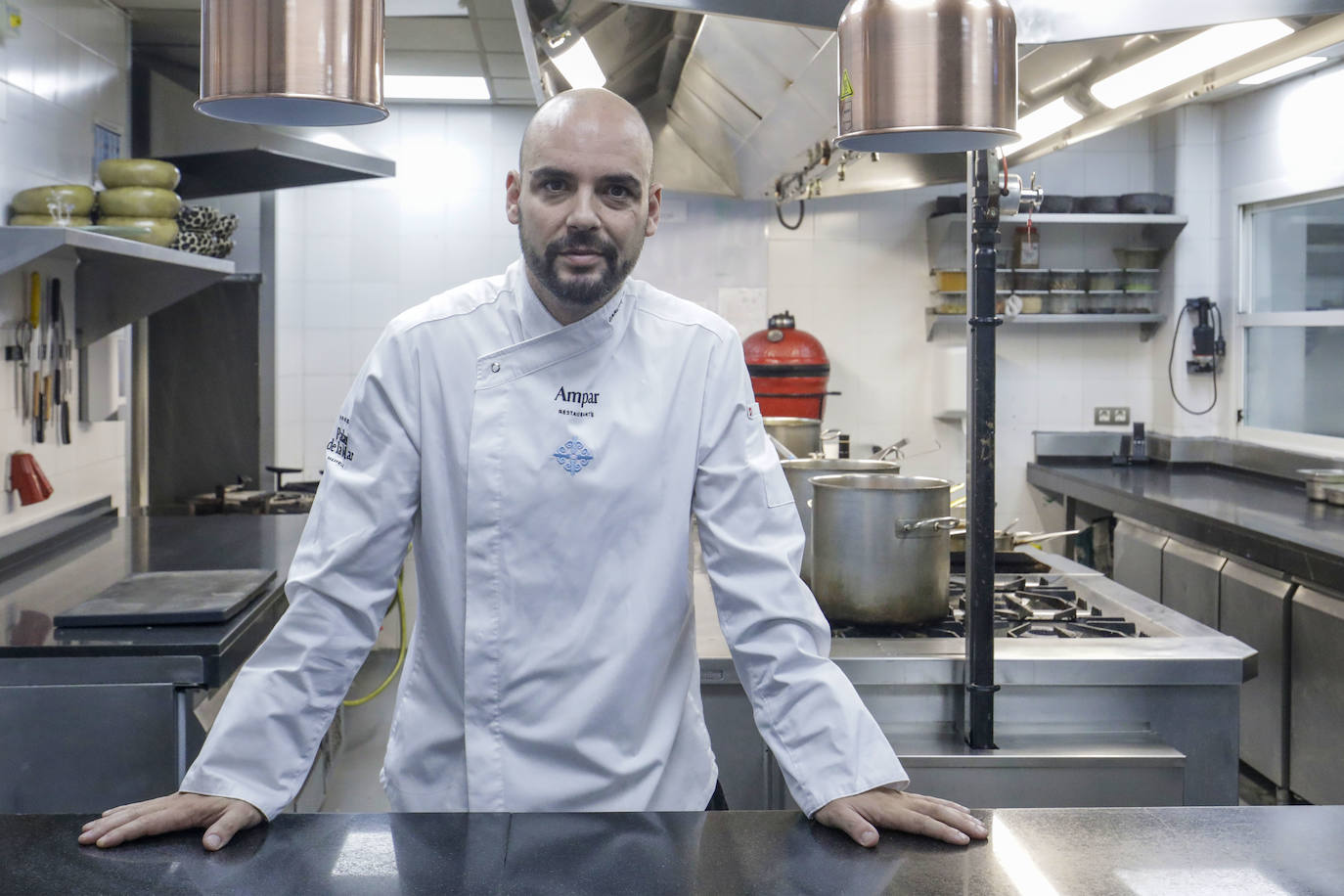 Carlos Julián, en el restaurante Ampar, del que es chef.