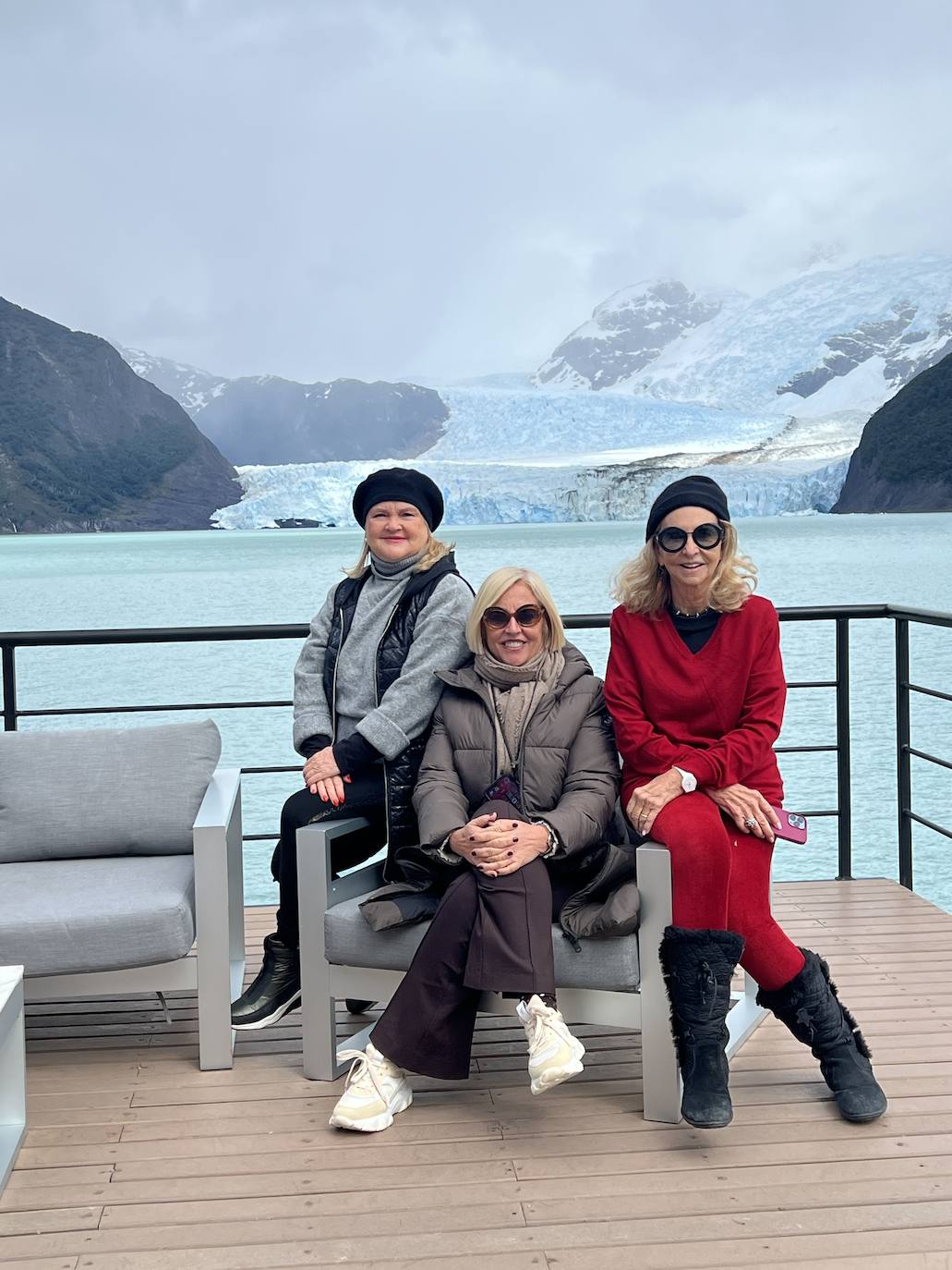 Carmen de Rosa, Julia Pérez-Broseta y Mayrén Beneyto en el glaciar Perito Moreno de Argentina.