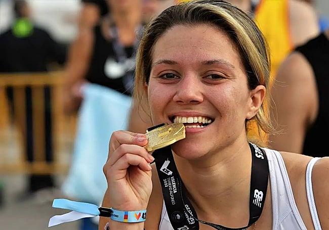 Una inscrita en la edición de 2022 del Maratón, orgullosa con la ansiada medalla de finisher.