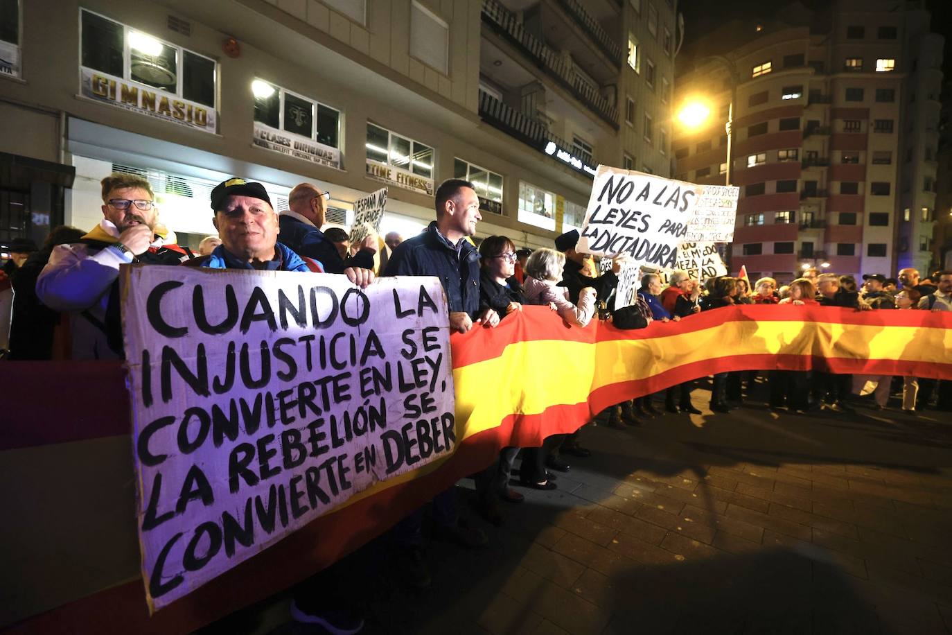 Protestas frente la sede del PSPV en Valencia por cuarta noche consecutiva