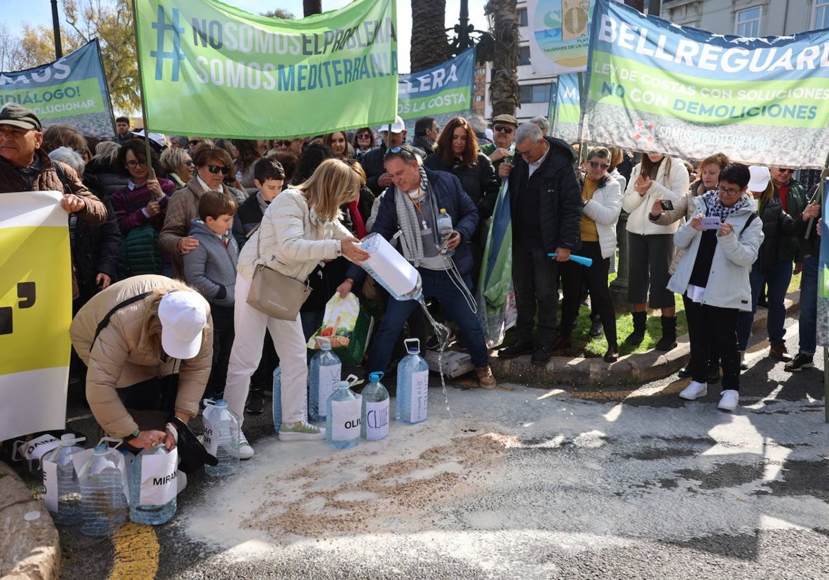 Protesta en contra de los deslindes.