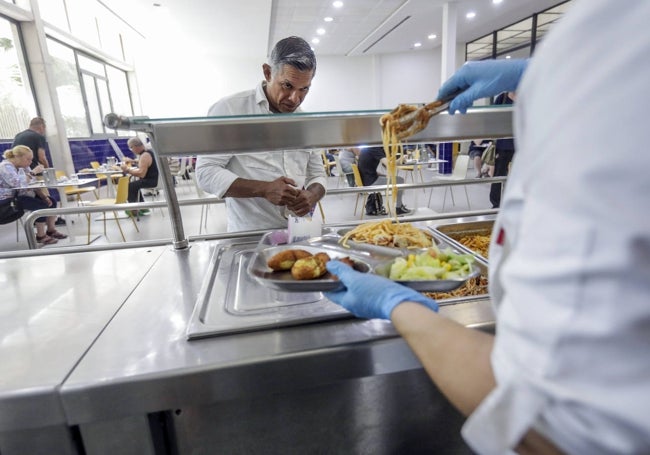 Reparto de comida en el comedor de Casa Caridad.