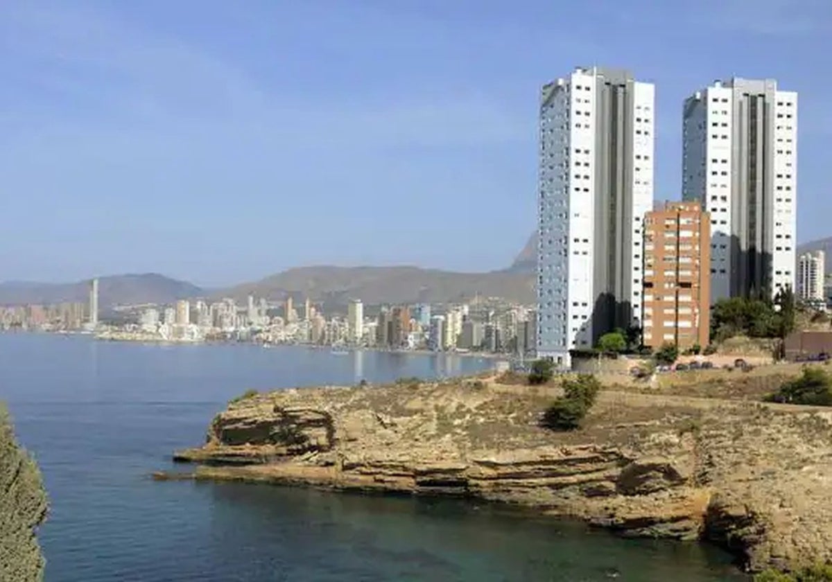 Las dos torres de Gemelos 28, en Punta Llisera (Benidorm).