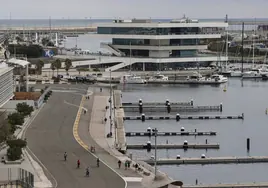 La Marina, con el edificio del Veles e Vents al fondo.