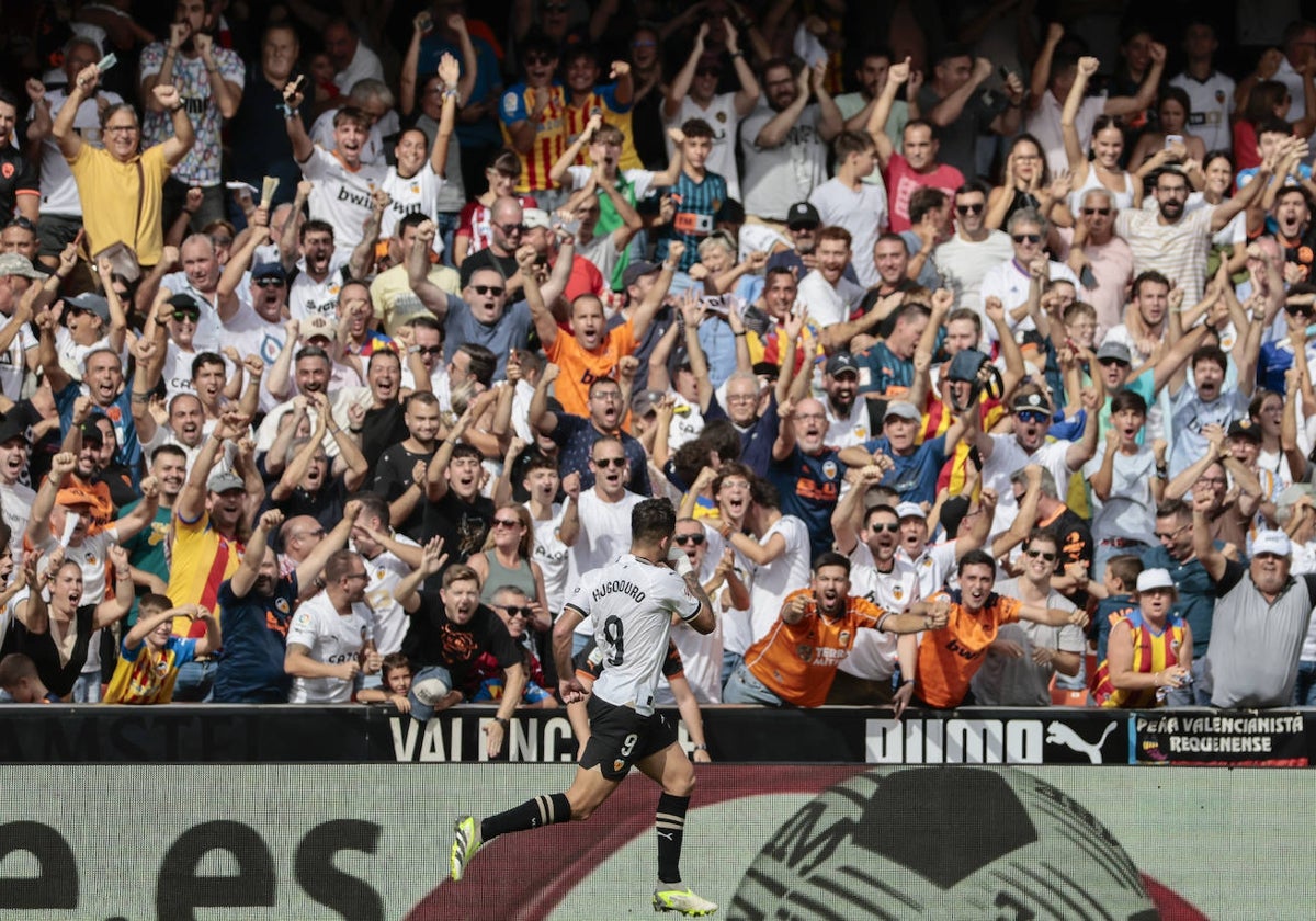 El valencianismo ha cerrado filas, más allá de las protestas contra Lim, con el equipo de Baraja en el arranque de temporada.