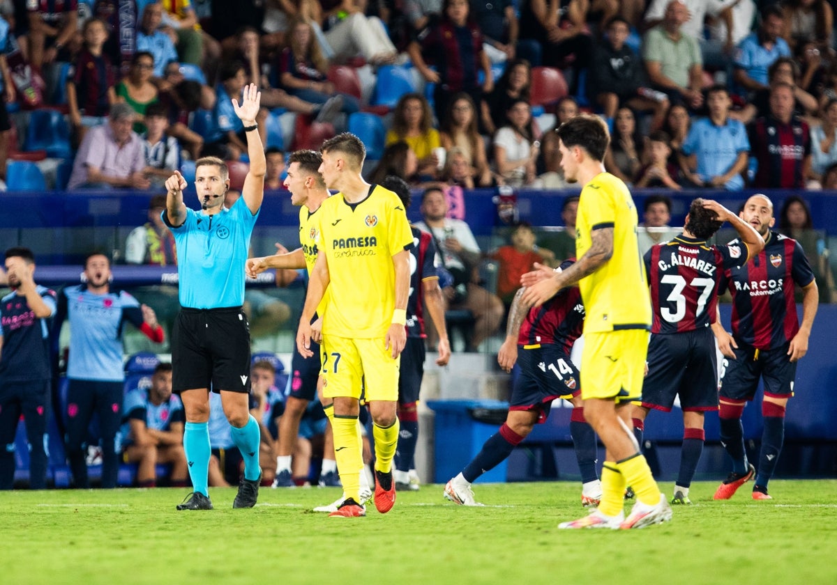 Jugadores del Levante lamentándose tras un polémico gol anulado a Bouldini.