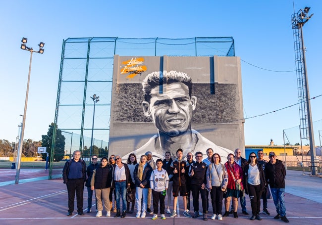 La expedición en el mural de Antonio Puchades en Sueca.