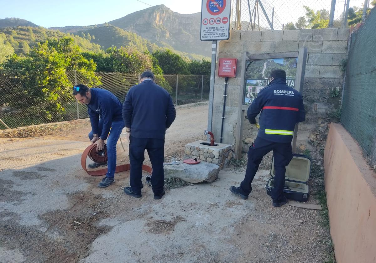 Hidrante en la puerta del paraje de la Murta.