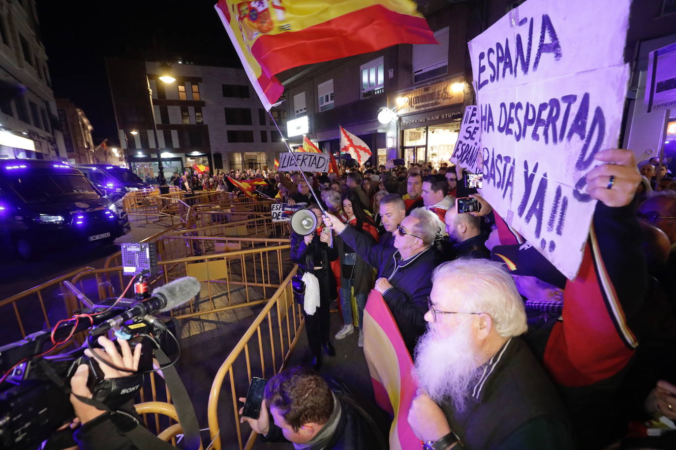 Medio millar de personas vuelven a protestar contra Sánchez en Valencia