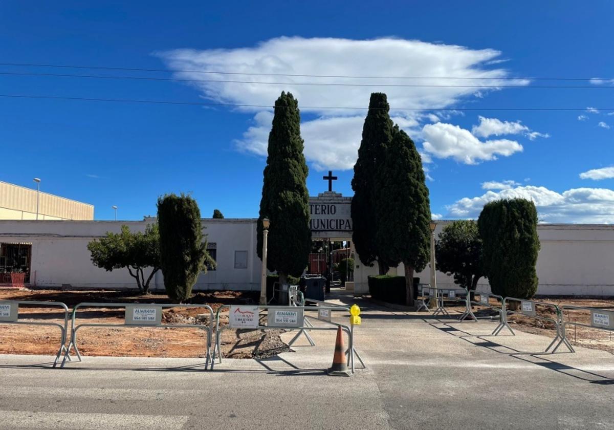 La cruz se encuentra actualmente en el cementerio.