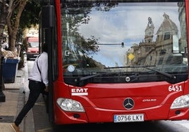 Acceso de un pasajero a un autobús de la EMT.