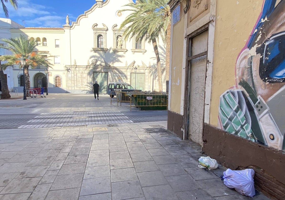 Imagen principal - Bolsas de basura tiradas por el suelo; piedras en la zona de acceso a la iglesia y primer plano de un balón de rugby encalado en la fachada.