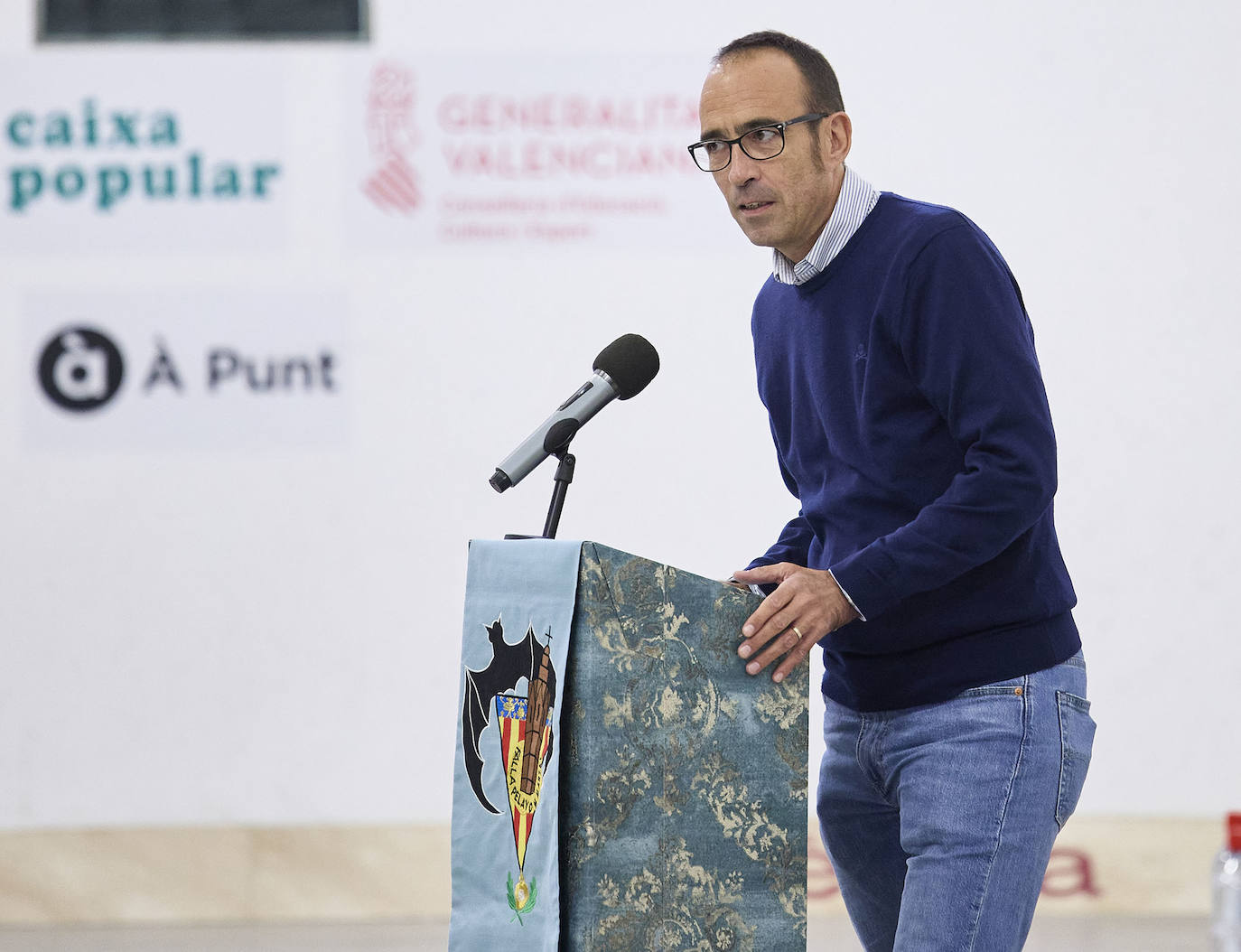 Una falla dedicada a la pilota: Rovellet ya es monumento