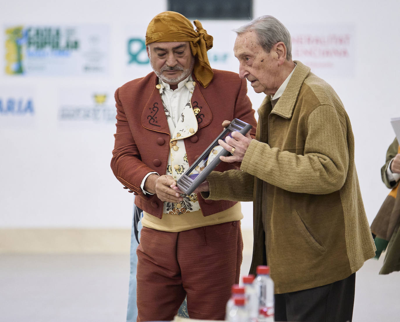 Una falla dedicada a la pilota: Rovellet ya es monumento